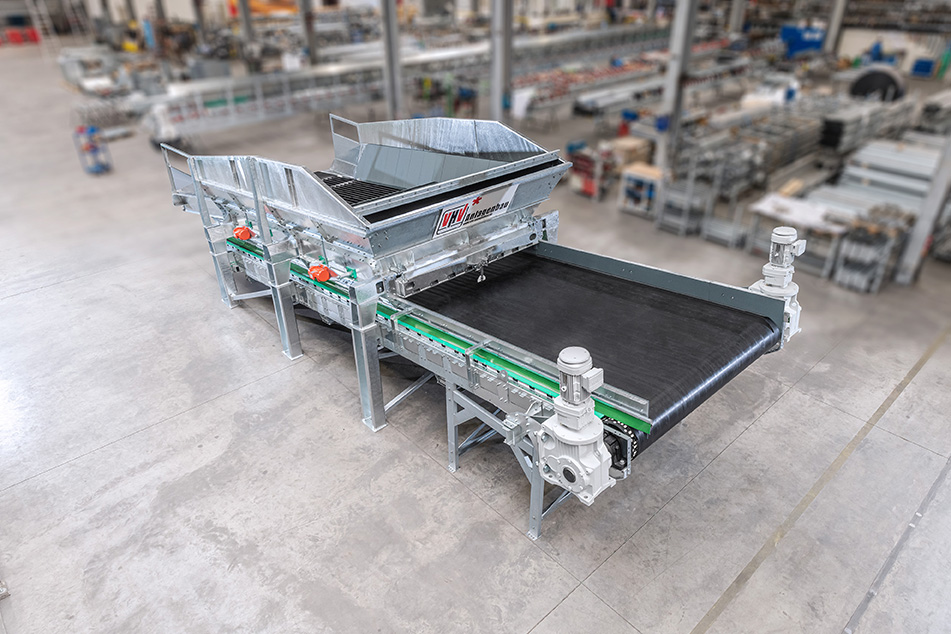 View from above onto VHV’s FlatFeeder. In the foreground you can see the 3 m wide belt conveyor including both drives.